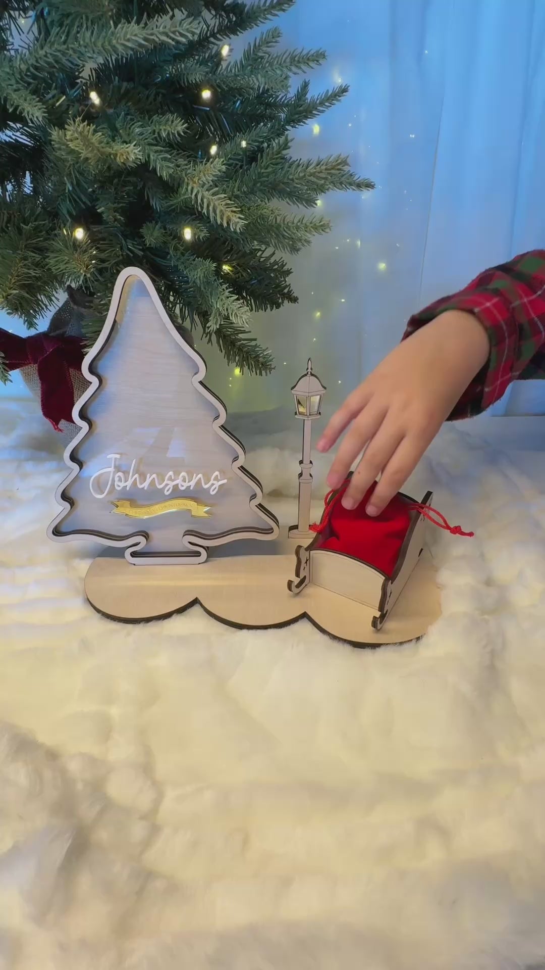 Christmas tree, sleigh and lampost being disassembled 